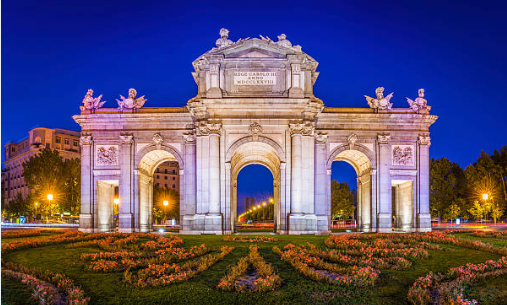 Contempla la majestuosidad de la Puerta de Alcalá, un símbolo histórico en Madrid