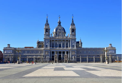 Admira la majestuosidad de la Catedral de la Almudena, un hito religioso en Madrid