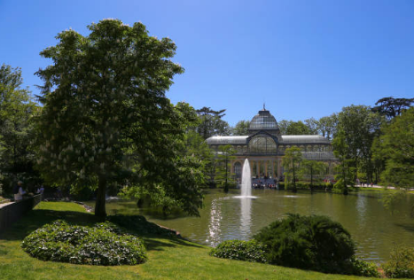 Contempla la belleza del Palacio de Cristal, un símbolo de gracia y esplendor en el Parque del Retiro de Madrid