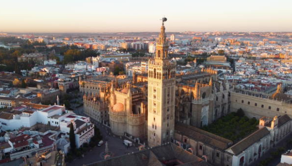 Admira la grandiosidad y la belleza histórica de la Catedral de Sevilla