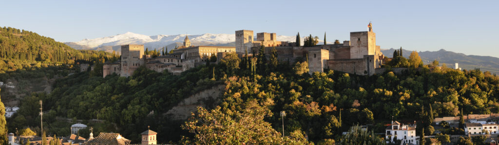 Vistas Panorámicas de la Alhambra: Tesoro Histórico de Granada, España