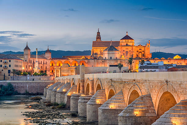 Contempla la grandeza del Puente Romano de Córdoba, un legado de la antigua ingeniería