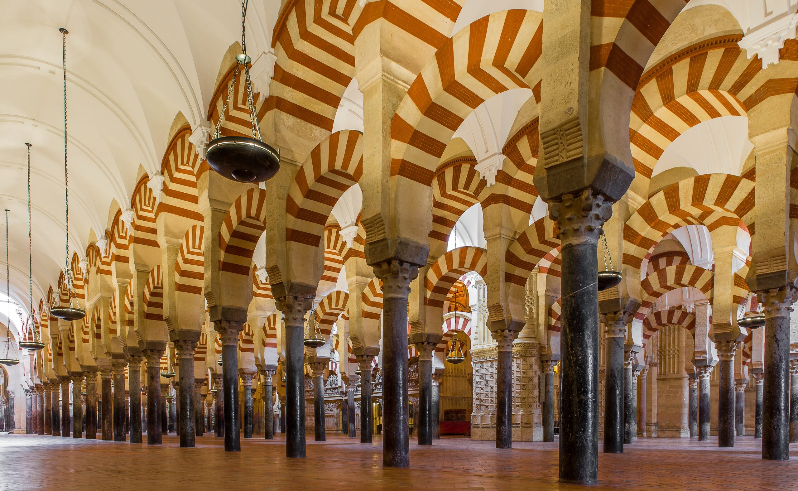 Admira la Belleza de los Arcos de la Mezquita de Córdoba, un legado de ingeniería y arte